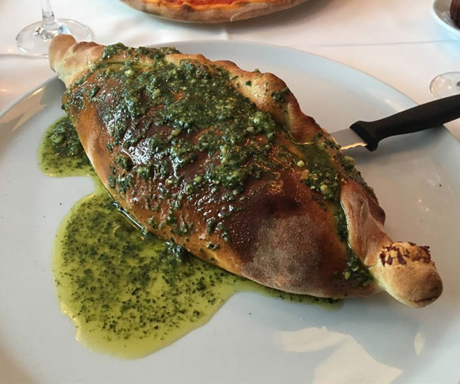 Pizza aus dem Holzofen - Restaurant Pizzeria Emilia Zürich